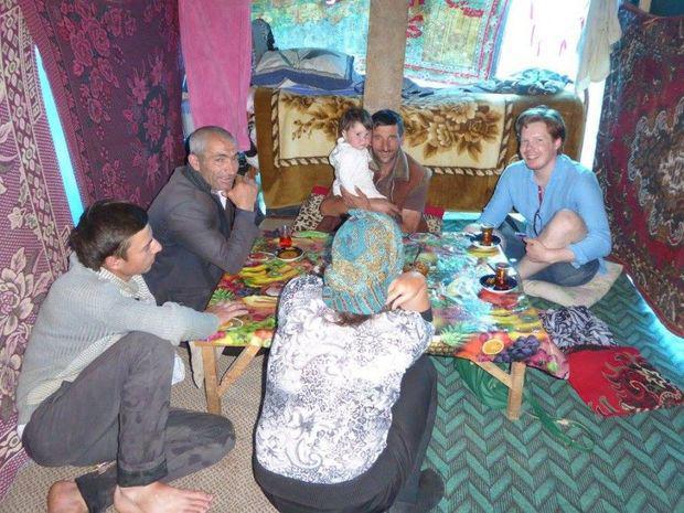 Azərbaycanlı evində 50 ölkədən 1000 turist qarşılayıb