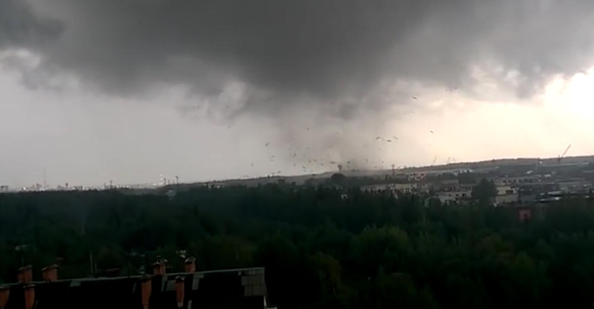 Смерч в клину 28 сентября. Смерч в Сыктывкаре. Смерч Сыктывкар 24 августа 2016. Смерч в Сыктывкаре 2016. Смерч в Брянске сегодня.