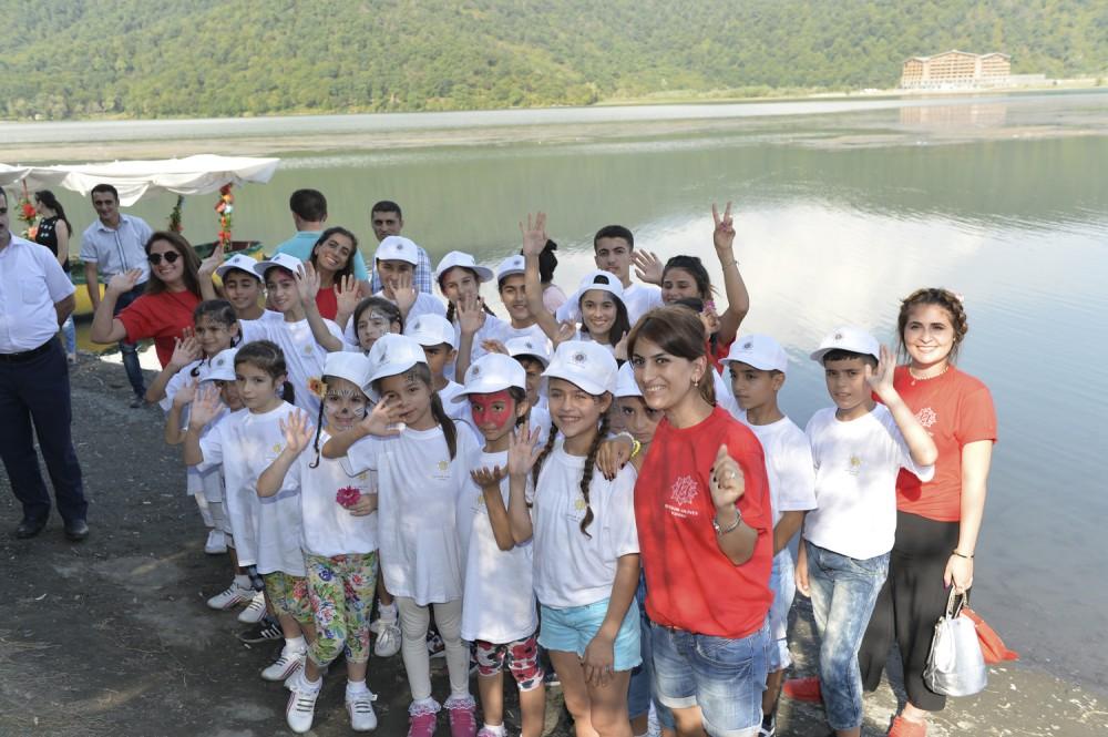 Фонд Гейдара Алиева организовал в Габале программу отдыха для детей, лишенных родительской опеки, и отличившихся в учебе учащихся