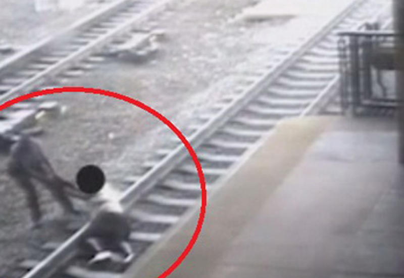 Полицейский в США спас самоубийцу из-под колес поезда
