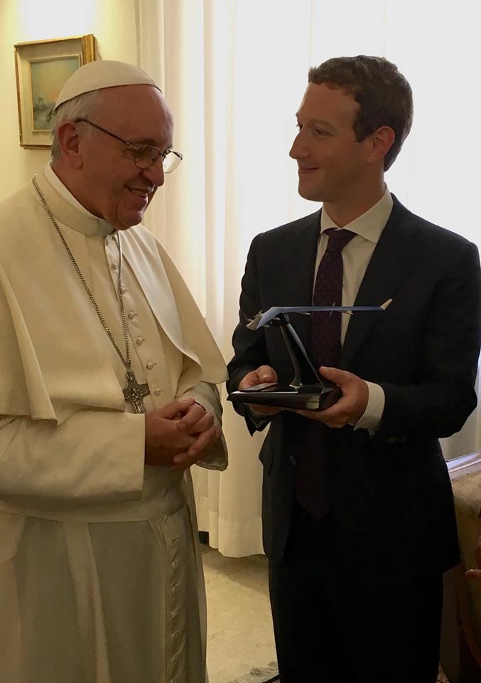 Цукерберг сделал подарок папе Римскому