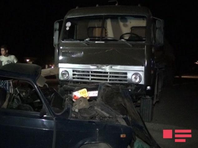 Страшная авария в Лянкяране: КАМАЗ смял "семерку"