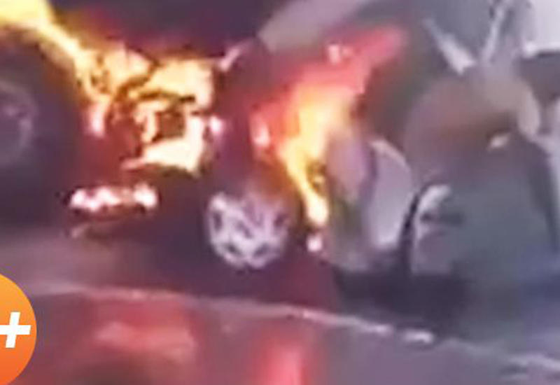 Очевидцы спасают водителя из охваченного пламенем авто в Бразилии
