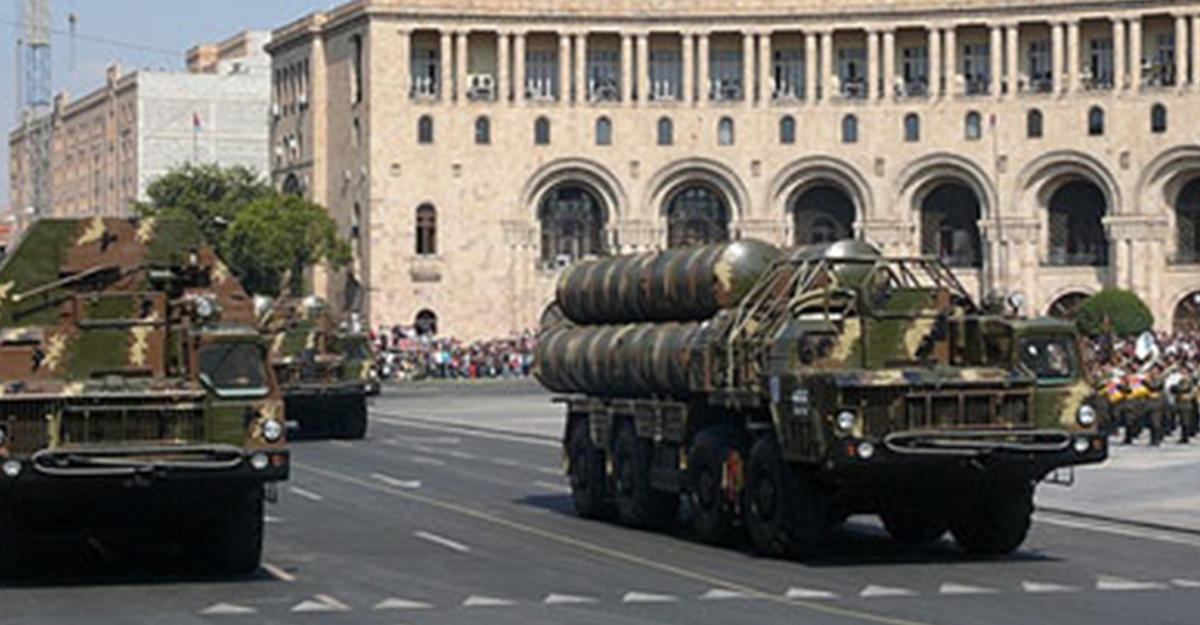 Иди ереван. Военный парад в Ереване. 21.09.1996. Российские военные на параде в Армении.