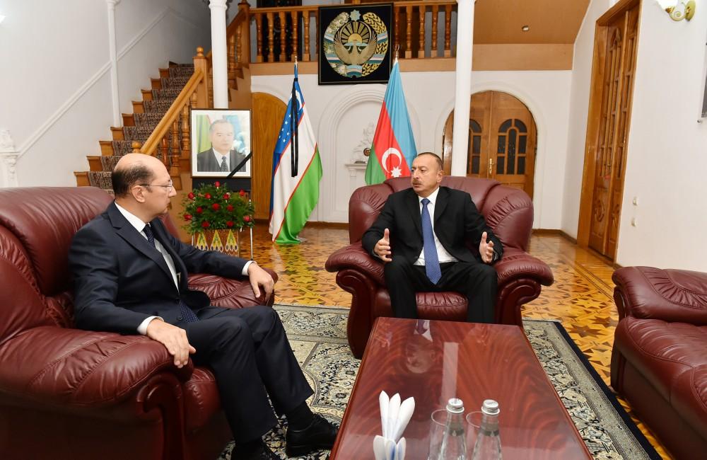 Президент Ильхам Алиев посетил посольство Узбекистана и выразил соболезнования в связи с кончиной Ислама Каримова