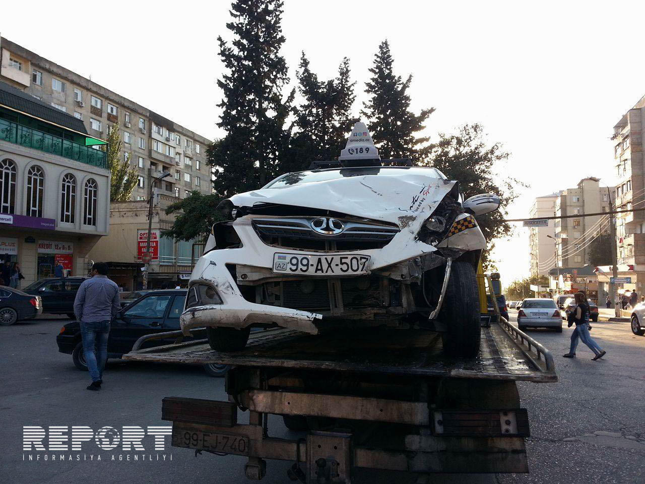 В Баку автомобиль службы такси совершил аварию - ФОТО