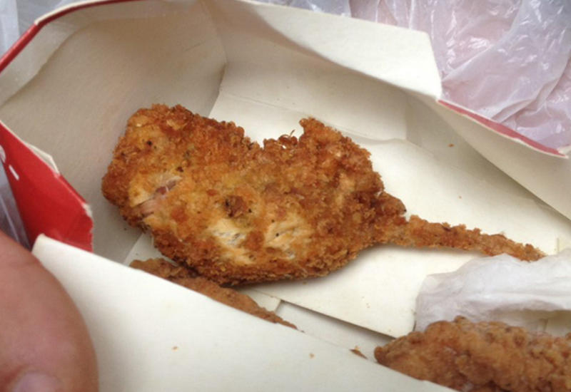 Скандал в KFC, в еде нашли мышь