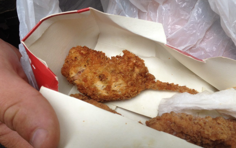 Скандал в KFC, в еде нашли мышь