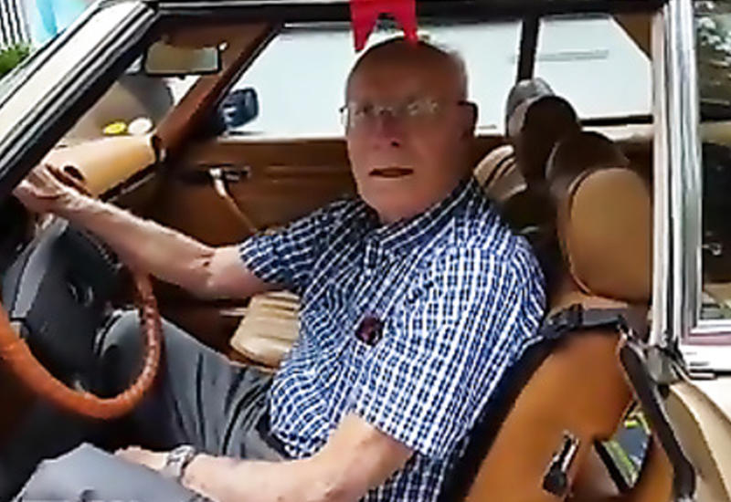 Пожилому мужчине подарили автомобиль его мечты