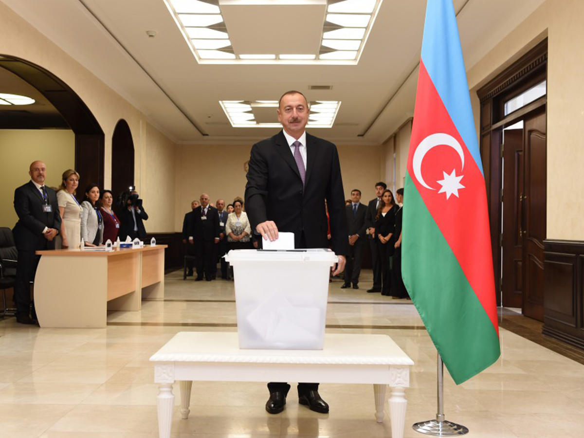 Президент Ильхам Алиев и его супруга Мехрибан Алиева проголосовали на референдуме по изменениям и дополнениям в Конституцию