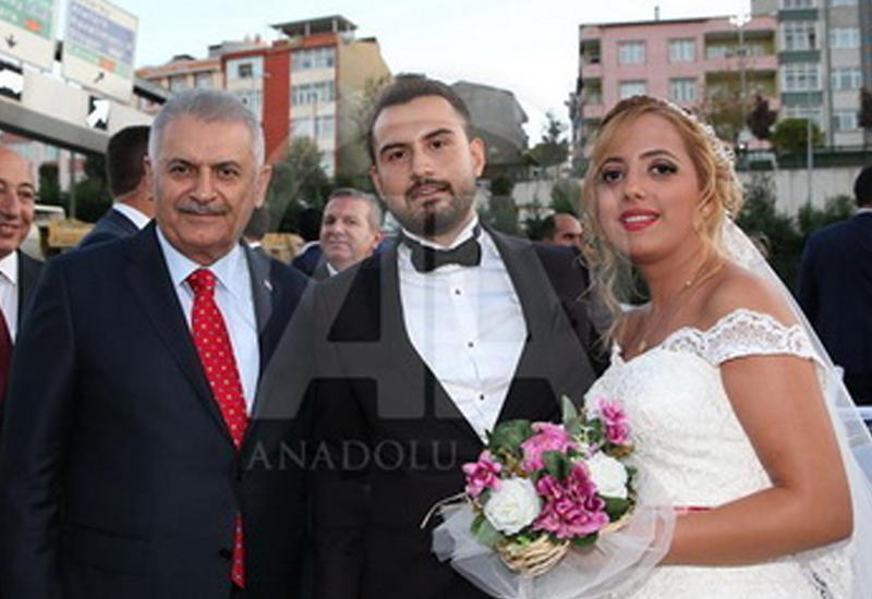 Премьер-министр Турции остановил в Стамбуле свадебный кортеж