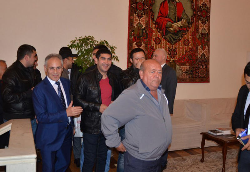 На избирательном участке в посольстве Азербайджана в Украине идет оживленное голосование на референдуме