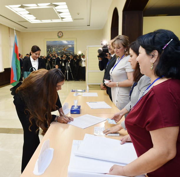 Президент Ильхам Алиев и его супруга Мехрибан Алиева проголосовали на референдуме по изменениям и дополнениям в Конституцию