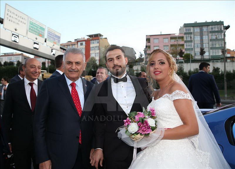 Премьер-министр Турции остановил в Стамбуле свадебный кортеж