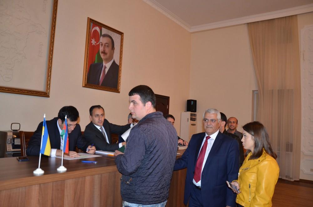 На избирательном участке в посольстве Азербайджана в Украине идет оживленное голосование на референдуме
