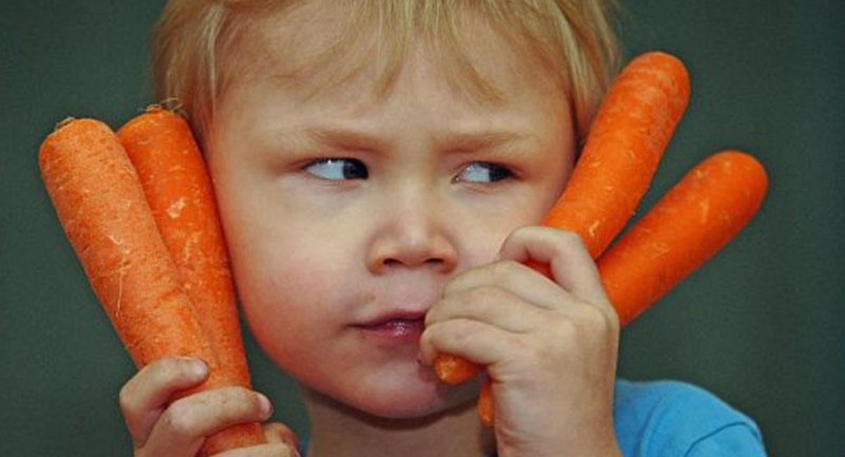 Почему ребенок оранжевый. Морковь для детей. Мальчик с морковкой. Грызет морковку. Ребенок ест морковку.