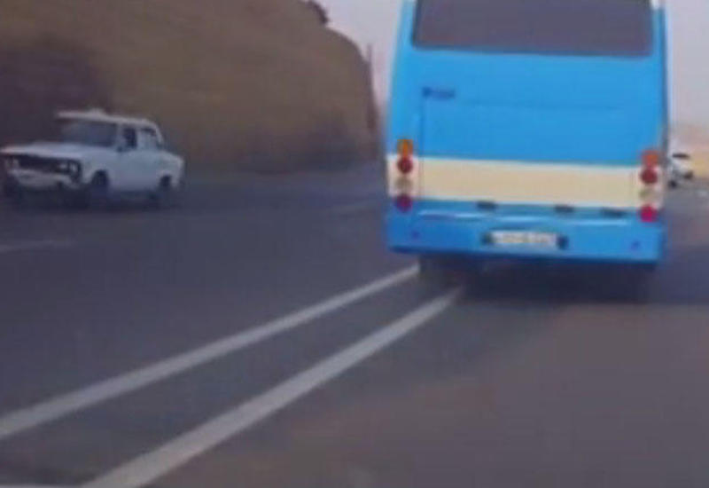 Avtobus sürücüsü yol polisinin kameraları qarşısında görün nələr edir