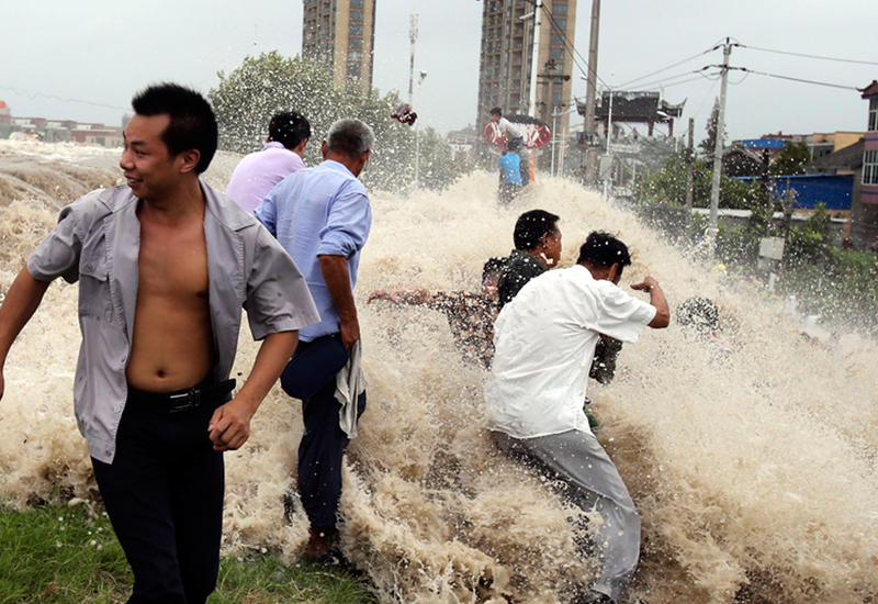 Огромная приливная волна смыла людей с набережной в Китае
