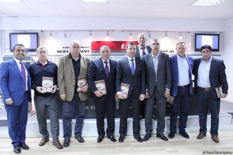 В Баку презентована книга с участием легендарных футболистов