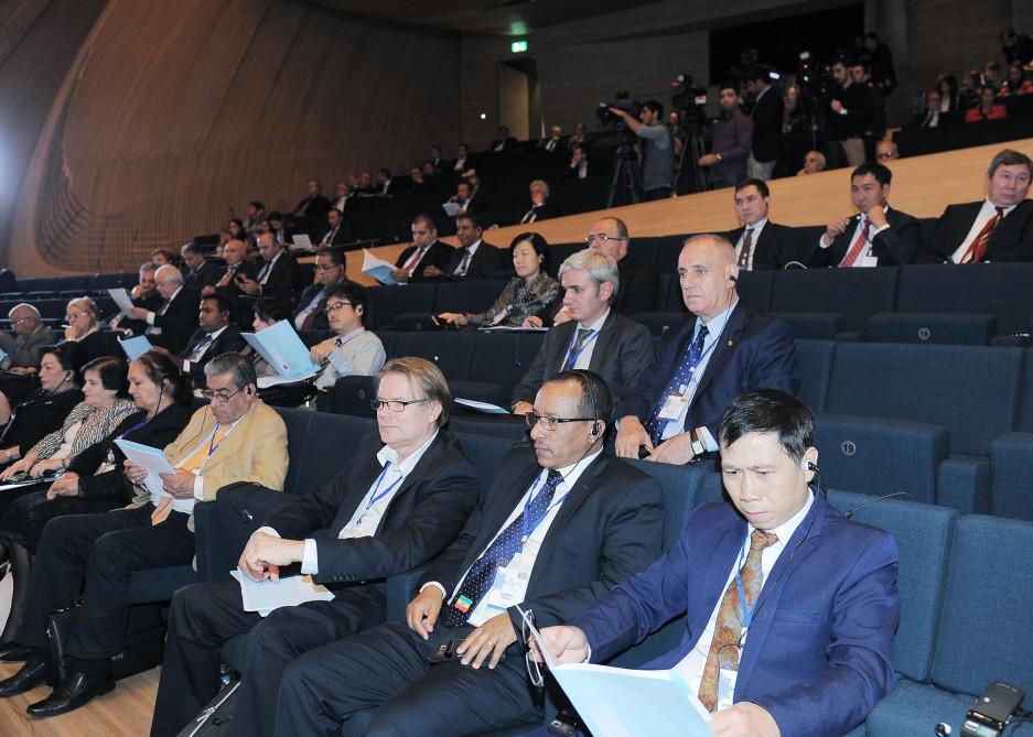 V Бакинский международный гуманитарный форум продолжил работу пленарным заседанием