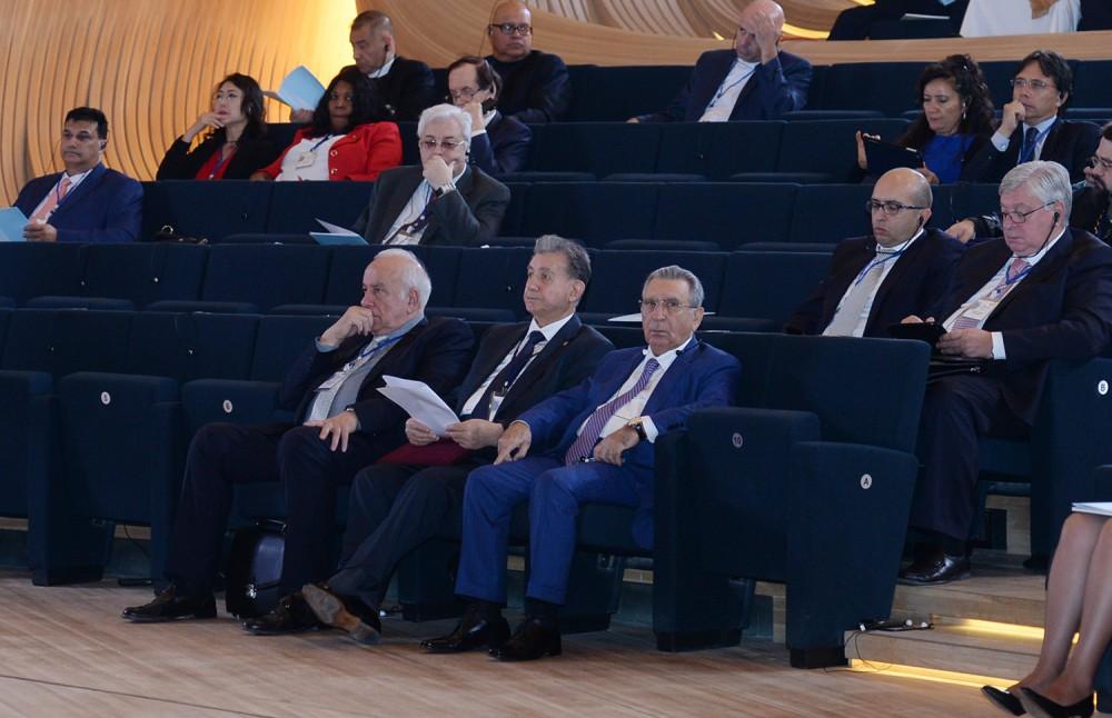 V Бакинский международный гуманитарный форум продолжил работу пленарным заседанием