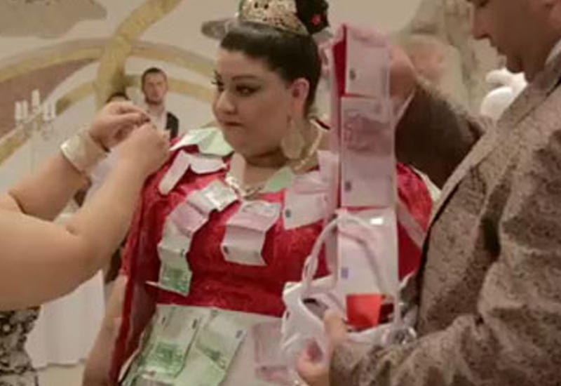 Невеста в платье из купюр в 500 евро покорила Сеть