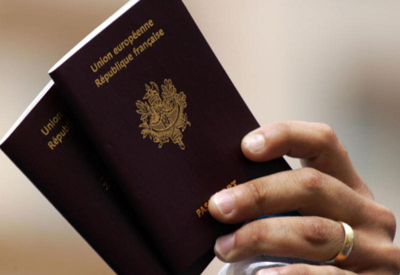 Во Франции мужчина борется за право улыбаться в паспорте