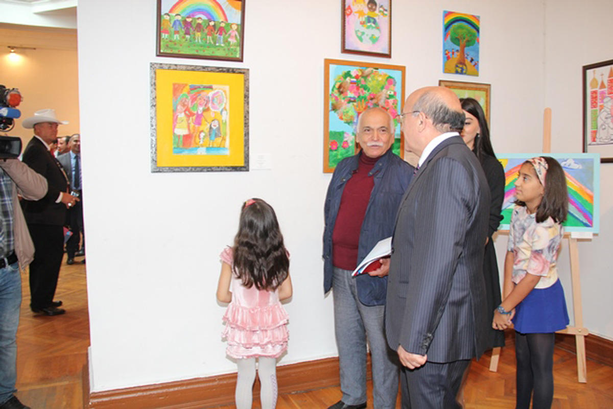 В Баку прошла первая выставка проекта "История небесных религий"