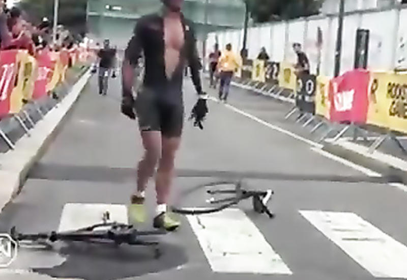 Расстроенный марафонец разломал велосипед надвое