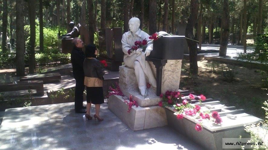 В Баку почтили память Тофига Гулиева