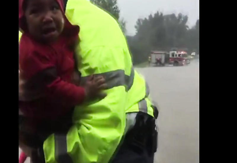 Спасатели эвакуировали из тонущей машины женщину с ребенком