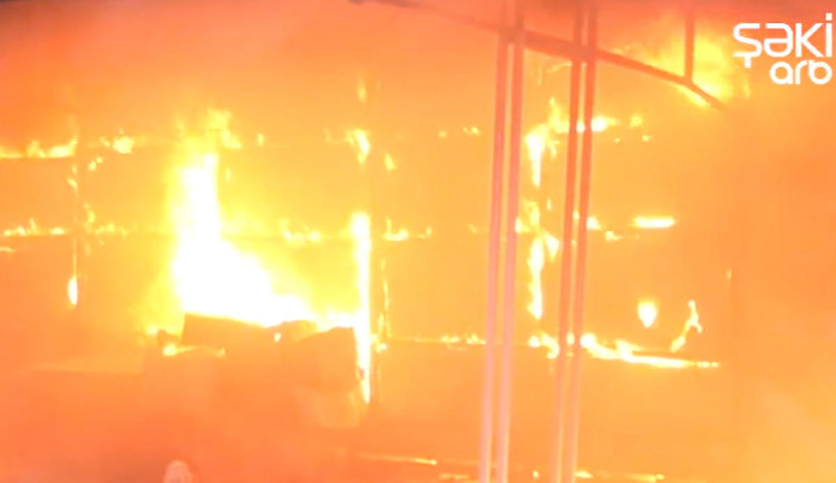 В Азербайджане сгорел торговый центр