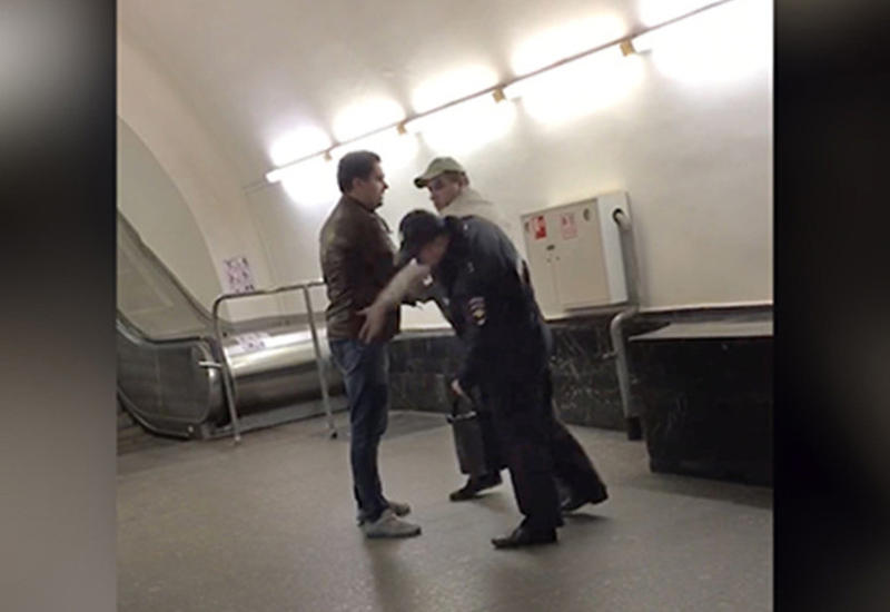 В московском метро пассажир оскорбил и ударил полицейского