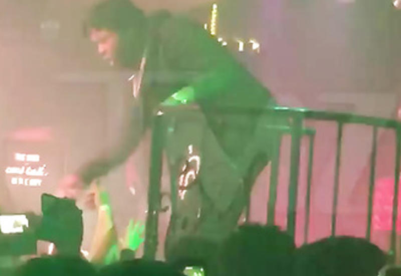 Американский рэпер побил фаната микрофоном во время концерта
