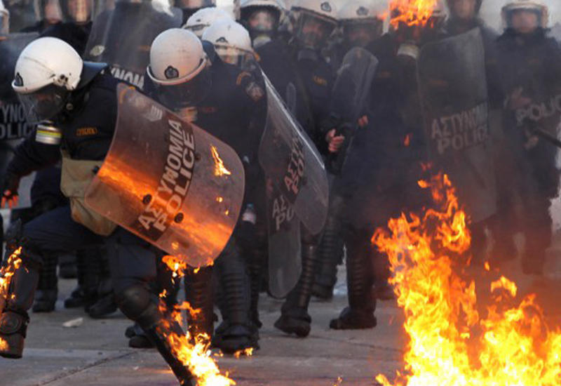 Массовый митинг в Афинах: полицию закидали "коктейлями Молотова"