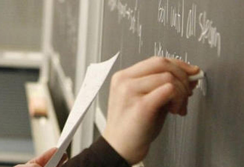 В Азербайджане повысят зарплату 3000 учителей