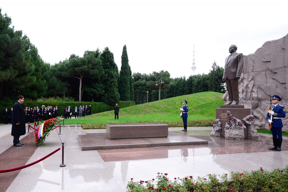 Президент Венесуэлы посетил в Баку Аллею почетного захоронения и Шехидляр хиябаны