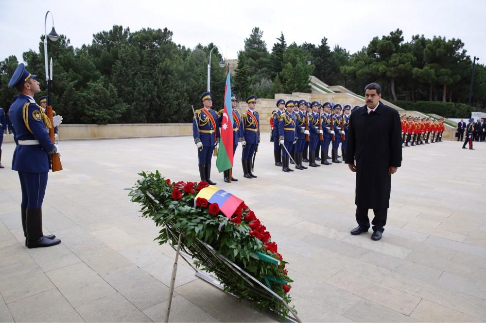 Президент Венесуэлы посетил в Баку Аллею почетного захоронения и Шехидляр хиябаны