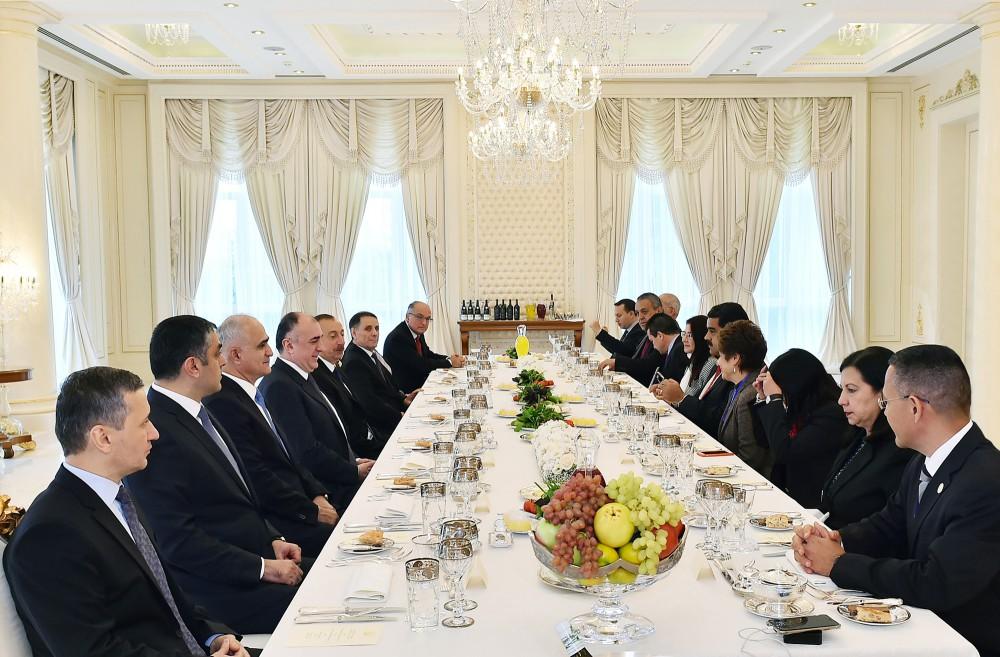 От имени Президента Ильхама Алиева дан официальный обед в честь Президента Венесуэлы