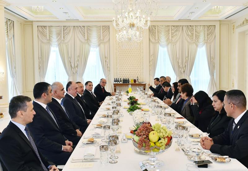 От имени Президента Ильхама Алиева дан официальный обед в честь Президента Венесуэлы
