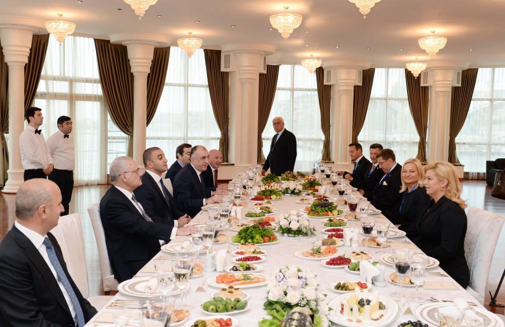 Состоялся совместный рабочий обед премьер-министра Азербайджана и Президента Хорватии