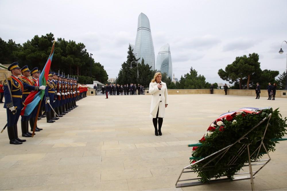 Президент Хорватии посетила могилу Общенационального лидера Гейдара Алиева и Аллею шехидов