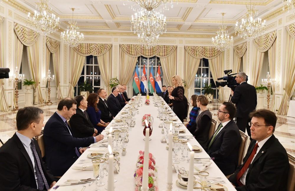 От имени Президента Ильхама Алиева и его супруги Мехрибан Алиевой дан официальный прием в честь Президента Хорватии