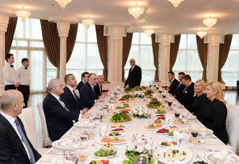 Состоялся совместный рабочий обед премьер-министра Азербайджана и Президента Хорватии