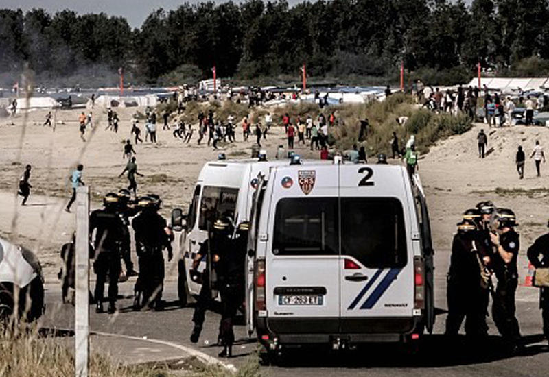 Полиция применила слезоточивый газ и дымовые гранаты против мигрантов в Кале