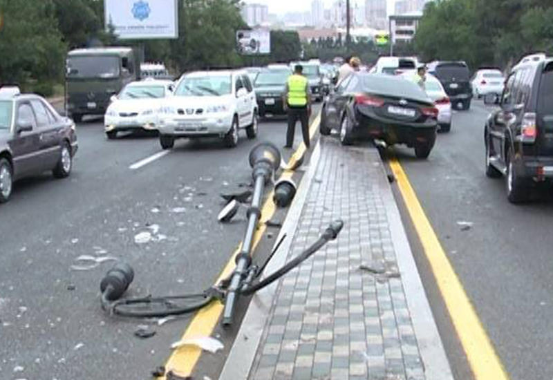 Автомобиль посольства США попал в аварию в Баку