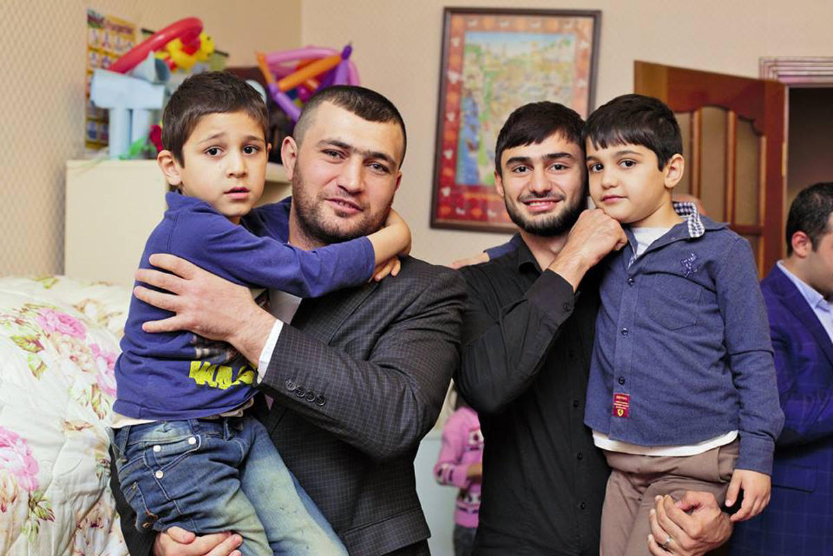 Азербайджанские спортсмены порадовали детей