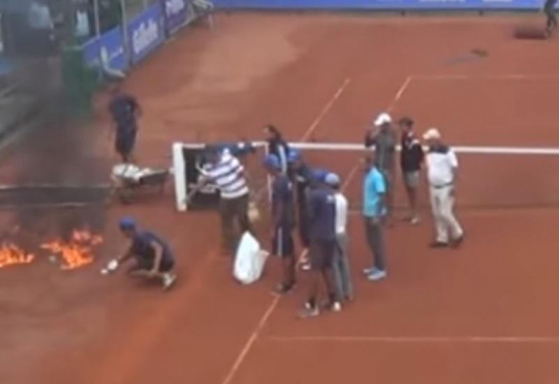 Организаторы теннисного турнира подожгли корт, чтобы его высушить