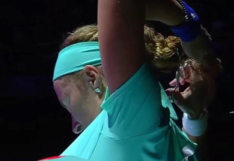 Теннисистка отстригла себе косу прямо во время матча