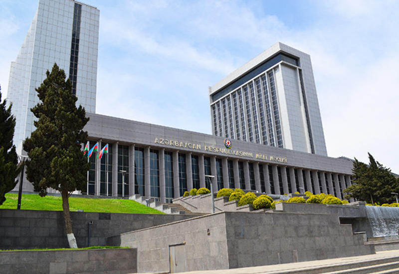 Депутаты обсудят изменения в законы о гербе, гимне и флаге Азербайджана